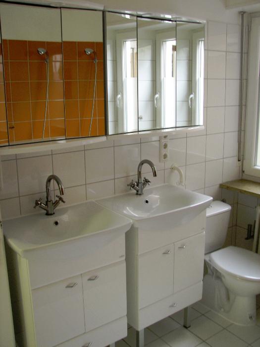 Badezimmer mit Doppelwaschbecken, Dusche, Wanne, WC 1