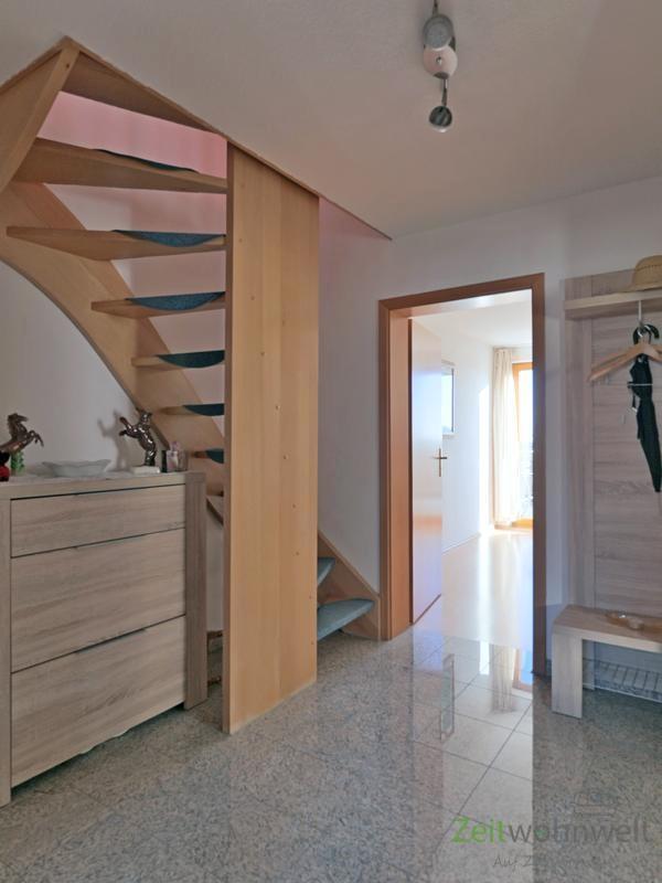 Wohnungsflur mit Innentreppe