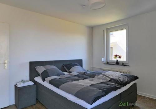 Doppelbett im hinteren Schlafzimmer
