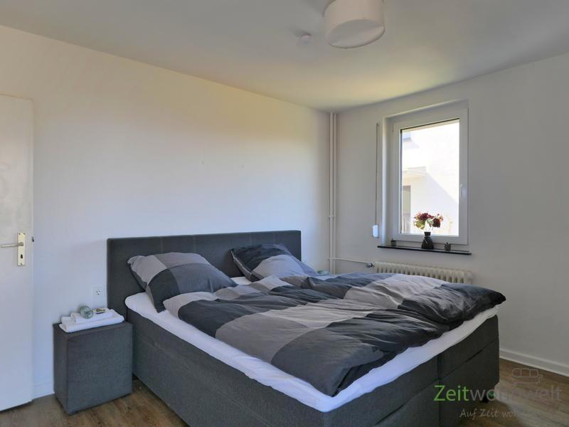 Doppelbett im hinteren Schlafzimmer