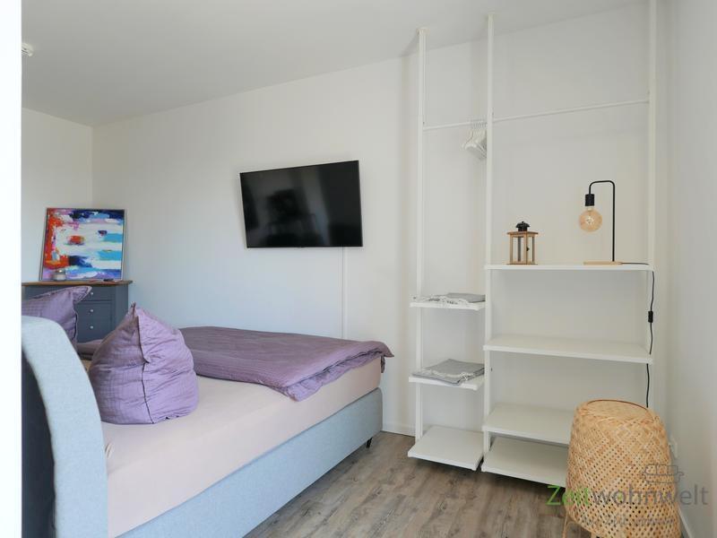 Wand-TV und modernes Regal
