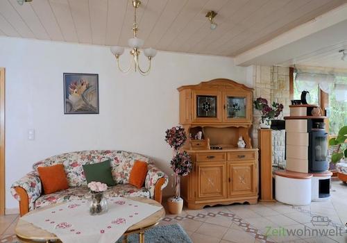 Sofa Kommode und Kamin