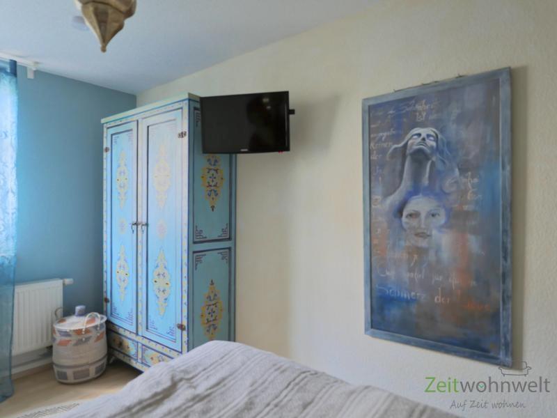 bemalter Kleiderschrank und TV