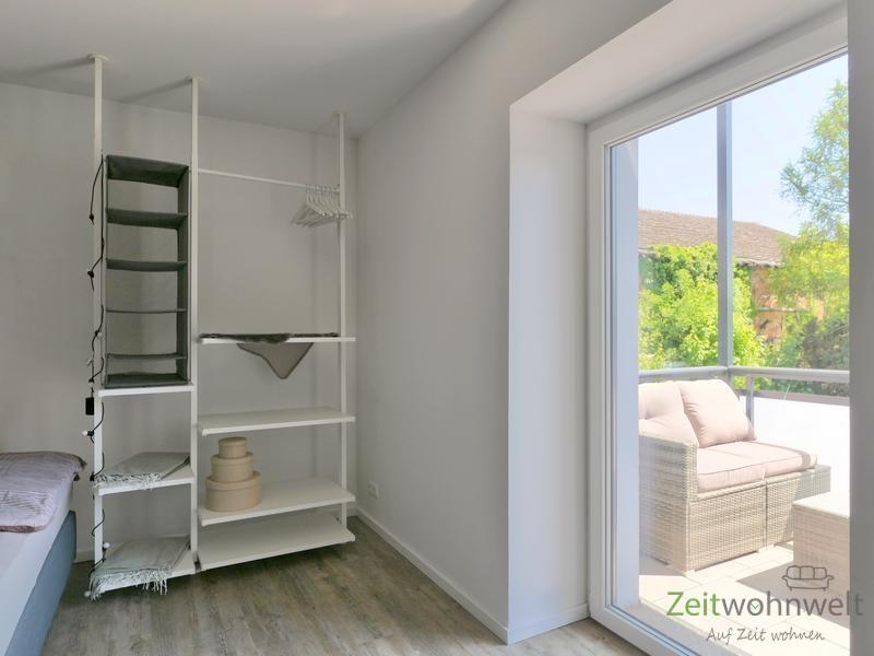 Bett-Wandregal und Balkonausgang
