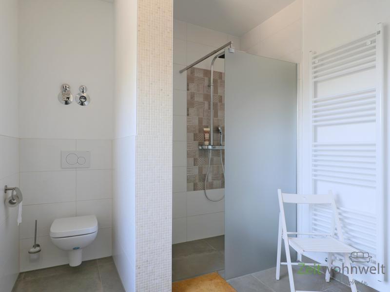 WC und bodentiefe Dusche