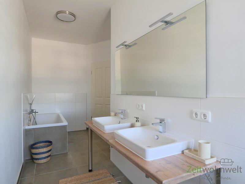 Badewanne und Doppelwaschtsich