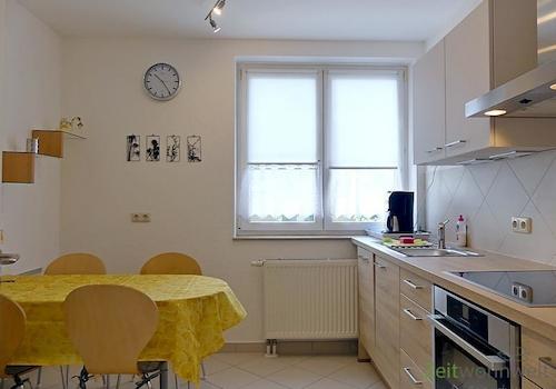separate Wohnküche mit Esstisch