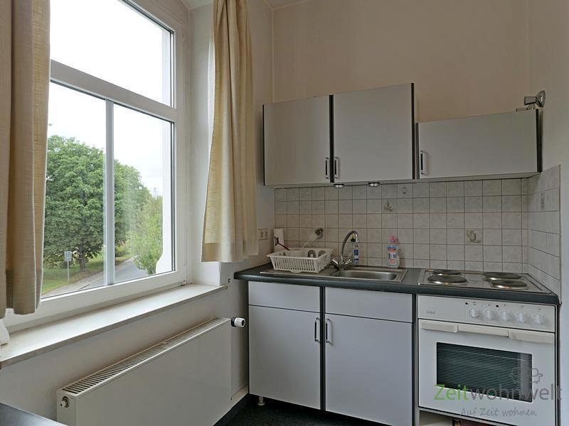 separate Küche mit Fenster
