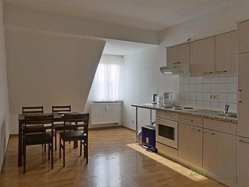 große Küche mit Esstisch