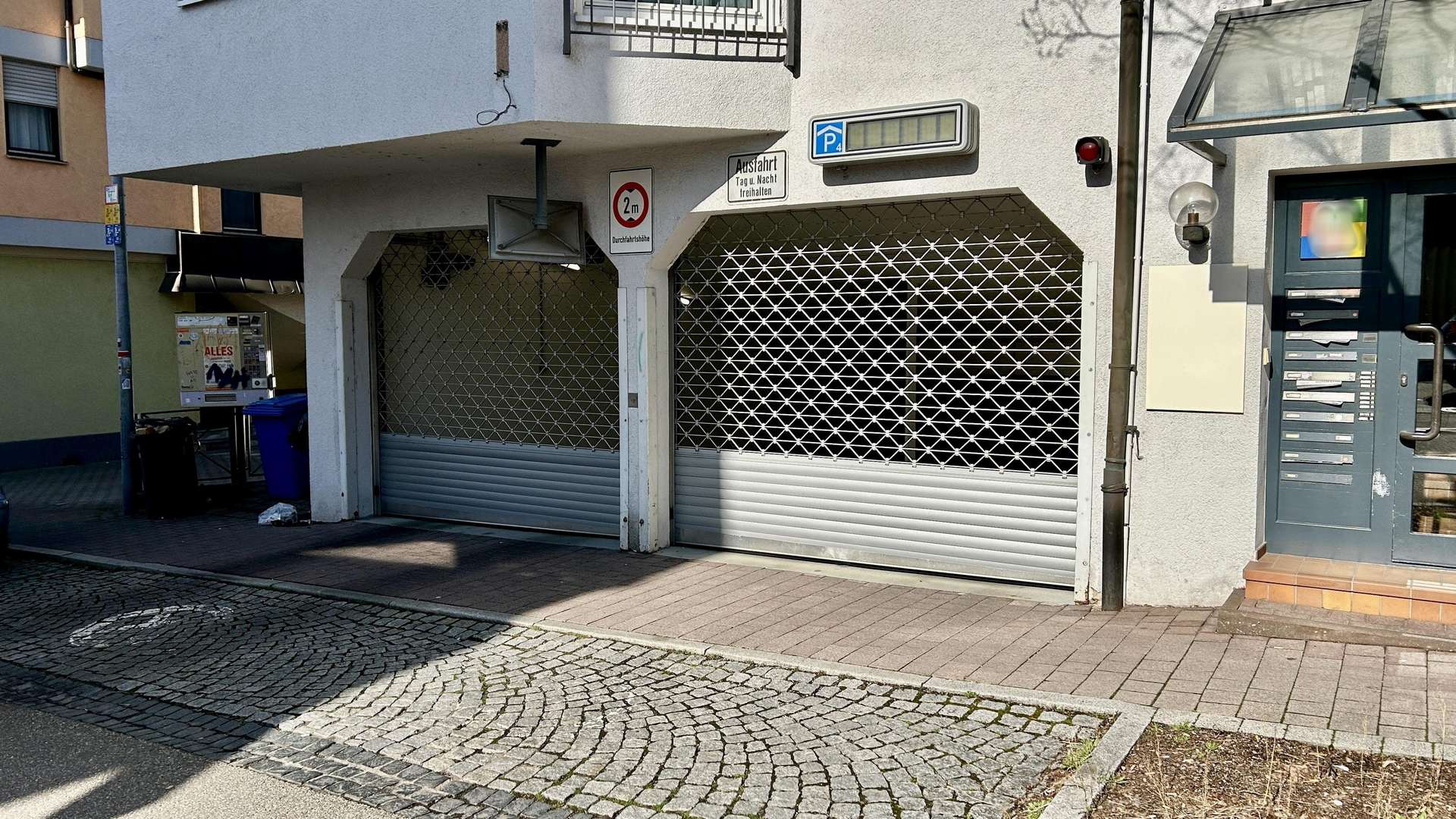 Tiefgarageneinfahrt