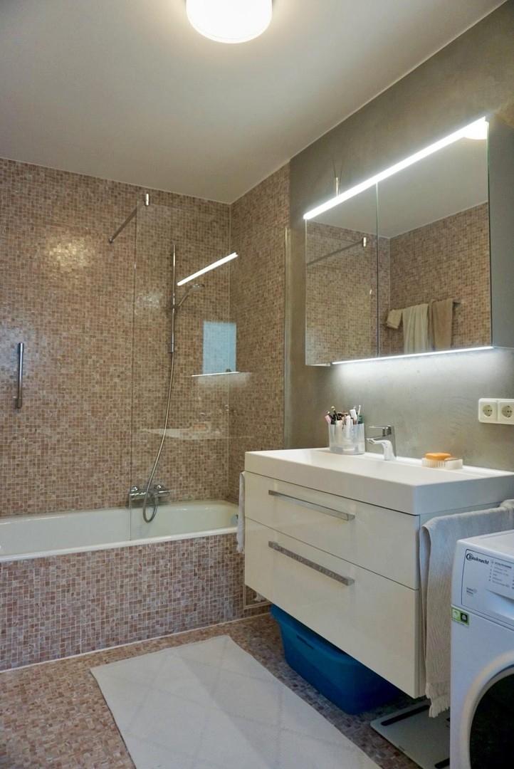Bad: Wanne und Dusche