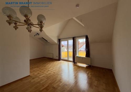Wohnzimmer mit Ausgang zum Balkon