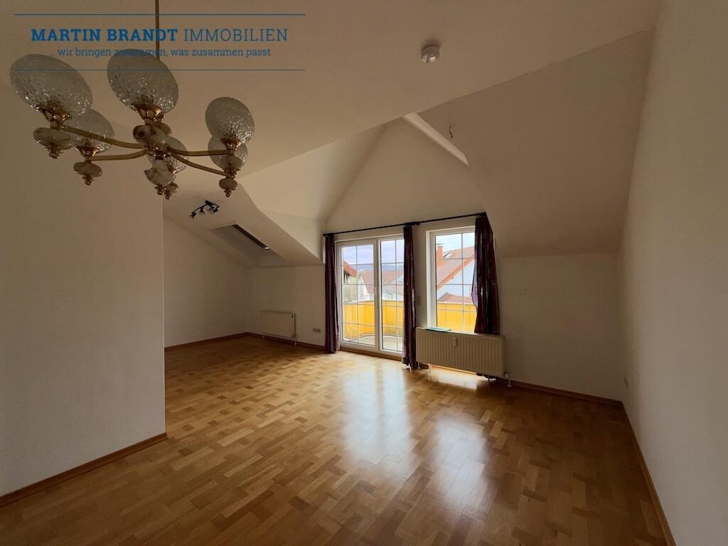 Wohnzimmer mit Ausgang zum Balkon