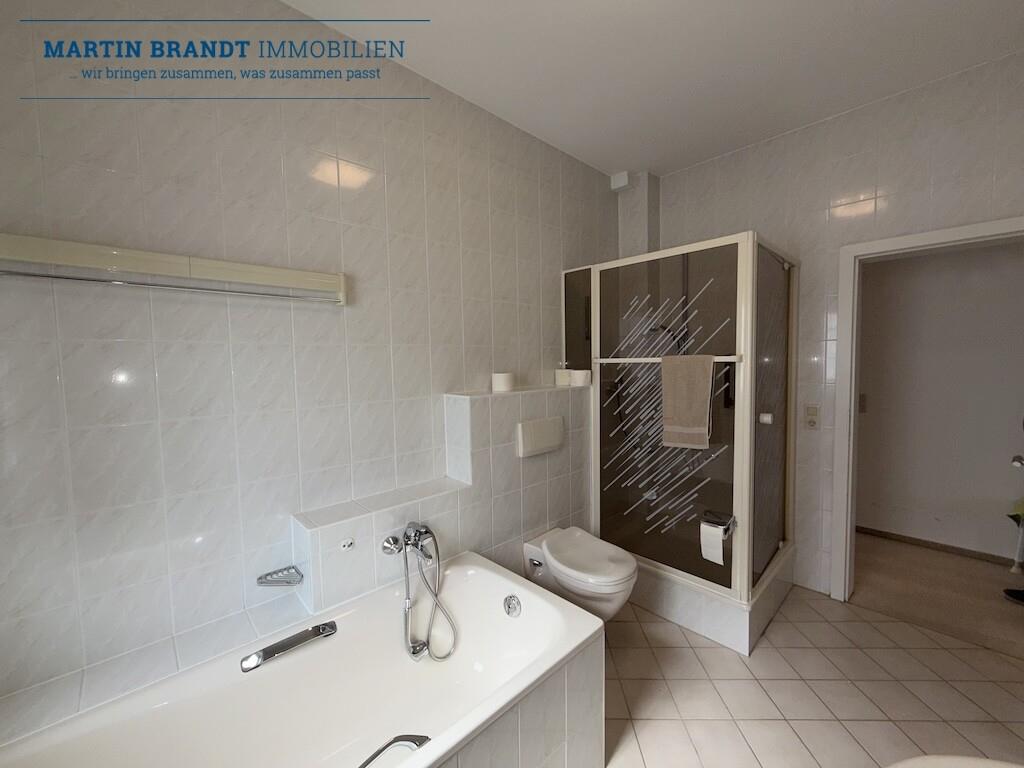 Tageslichtbad mit Dusche und Badewanne