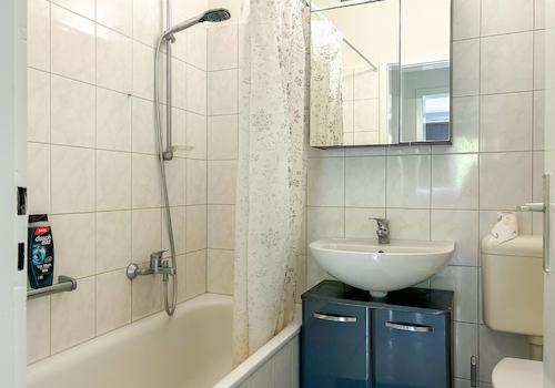 Badezimmer mit Duschwanne