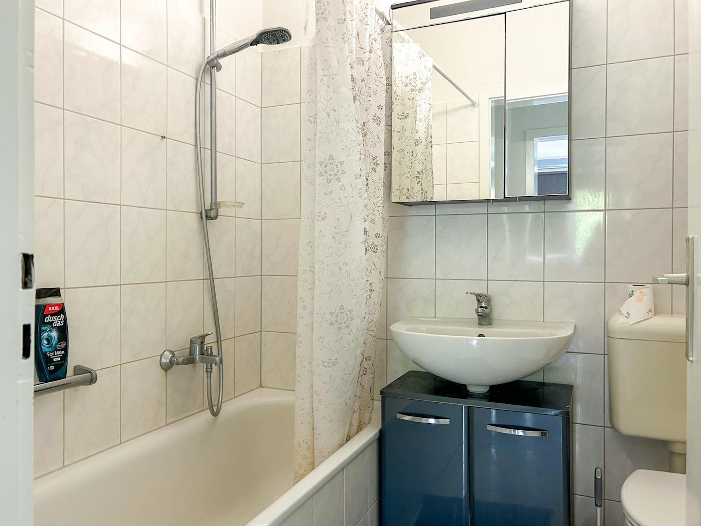 Badezimmer mit Duschwanne