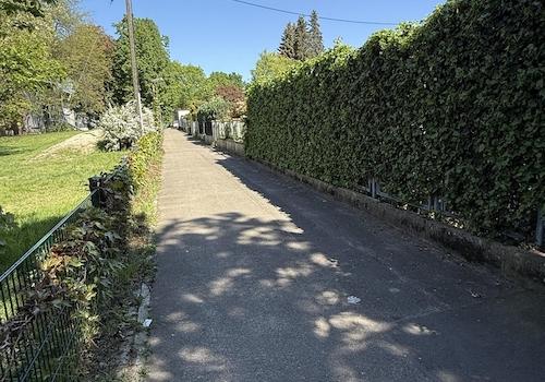 Gehweg hinter dem Grundstück