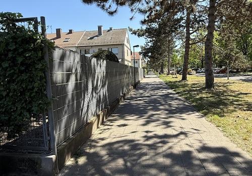 Gehweg längs zum Grundstück
