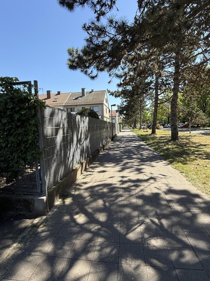 Gehweg längs zum Grundstück