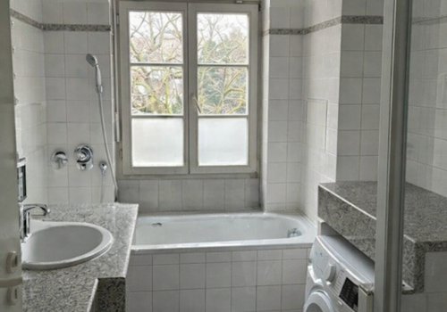 TL-Bad mit Wanne und Dusche, 1.OG