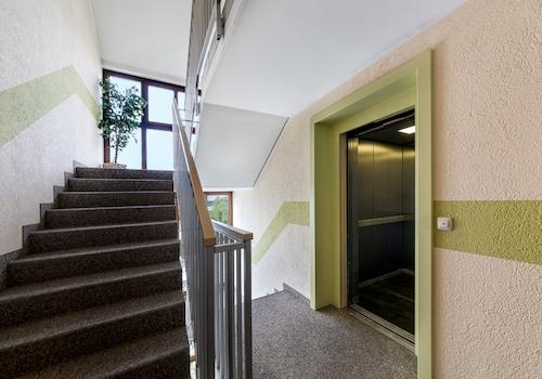 Treppenhaus mit Aufzug