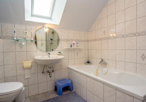 Obergeschoss - Badezimmer mit Badewanne ...