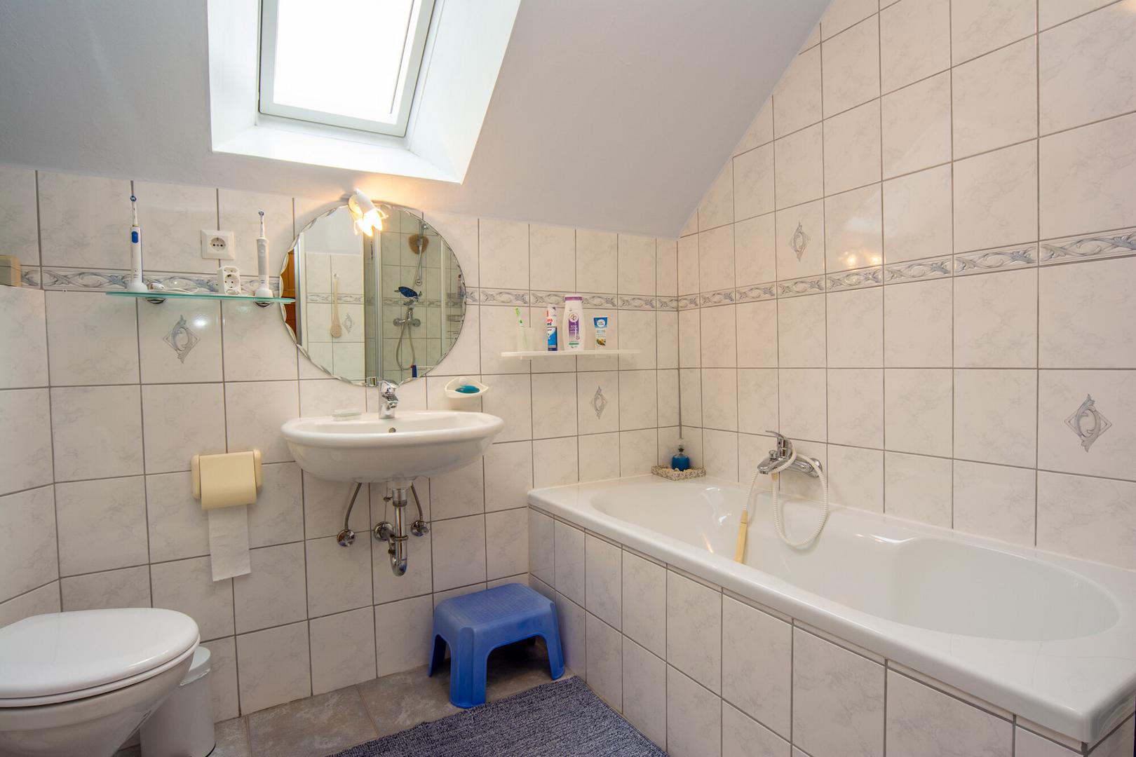 Obergeschoss - Badezimmer mit Badewanne ...