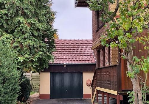links vom Haus