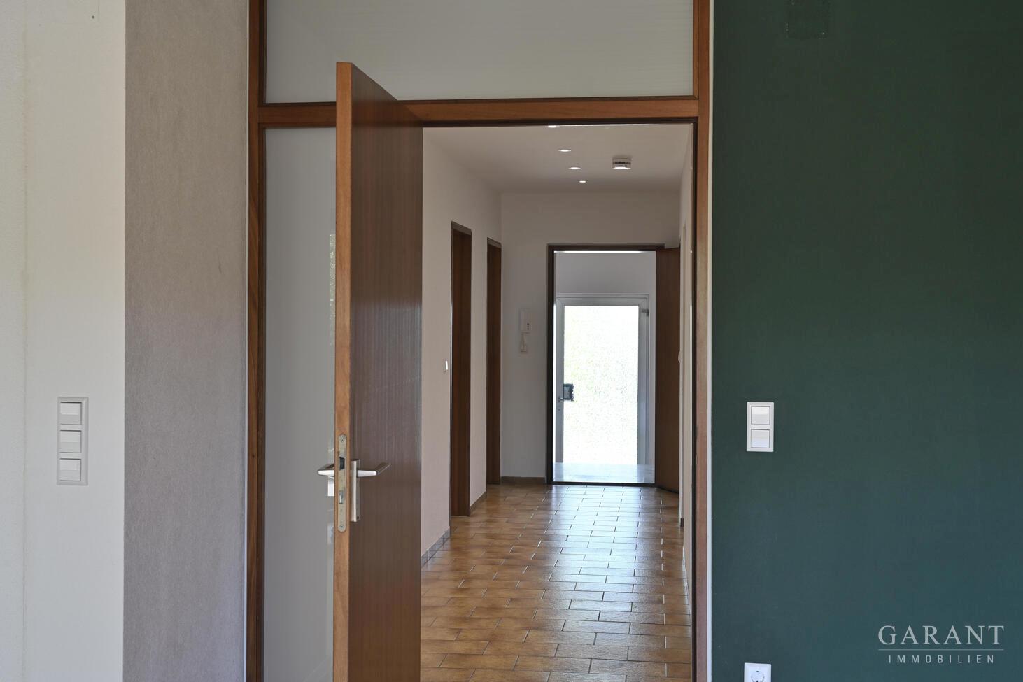 Blick vom Wohnzimmer bis zur Haustüre