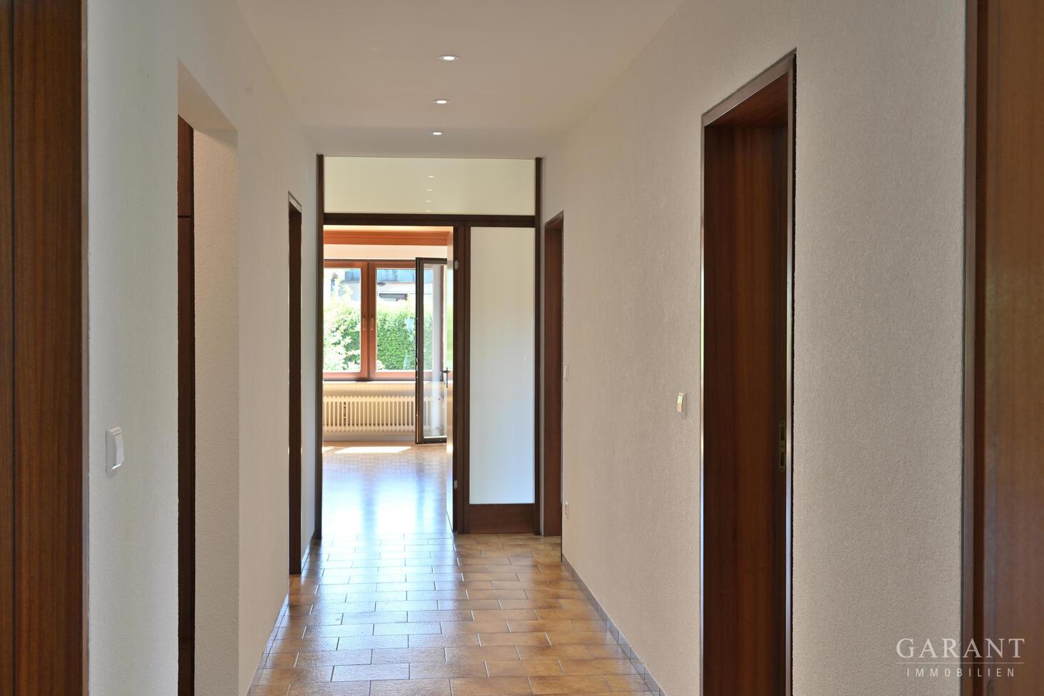 Blick in den Flur zum Wohnzimmer
