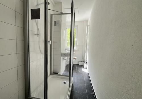 Badezimmer mit Dusche