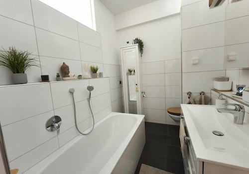 Bad mit Badewanne und Dusche