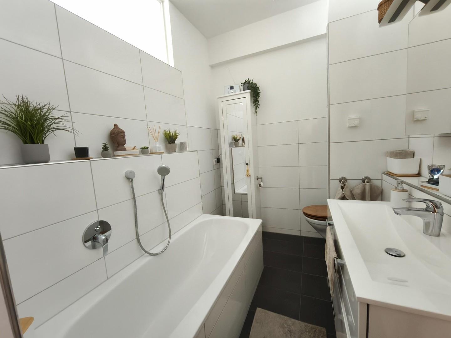 Bad mit Badewanne und Dusche