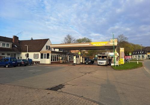 Tankstelle mit Haus links