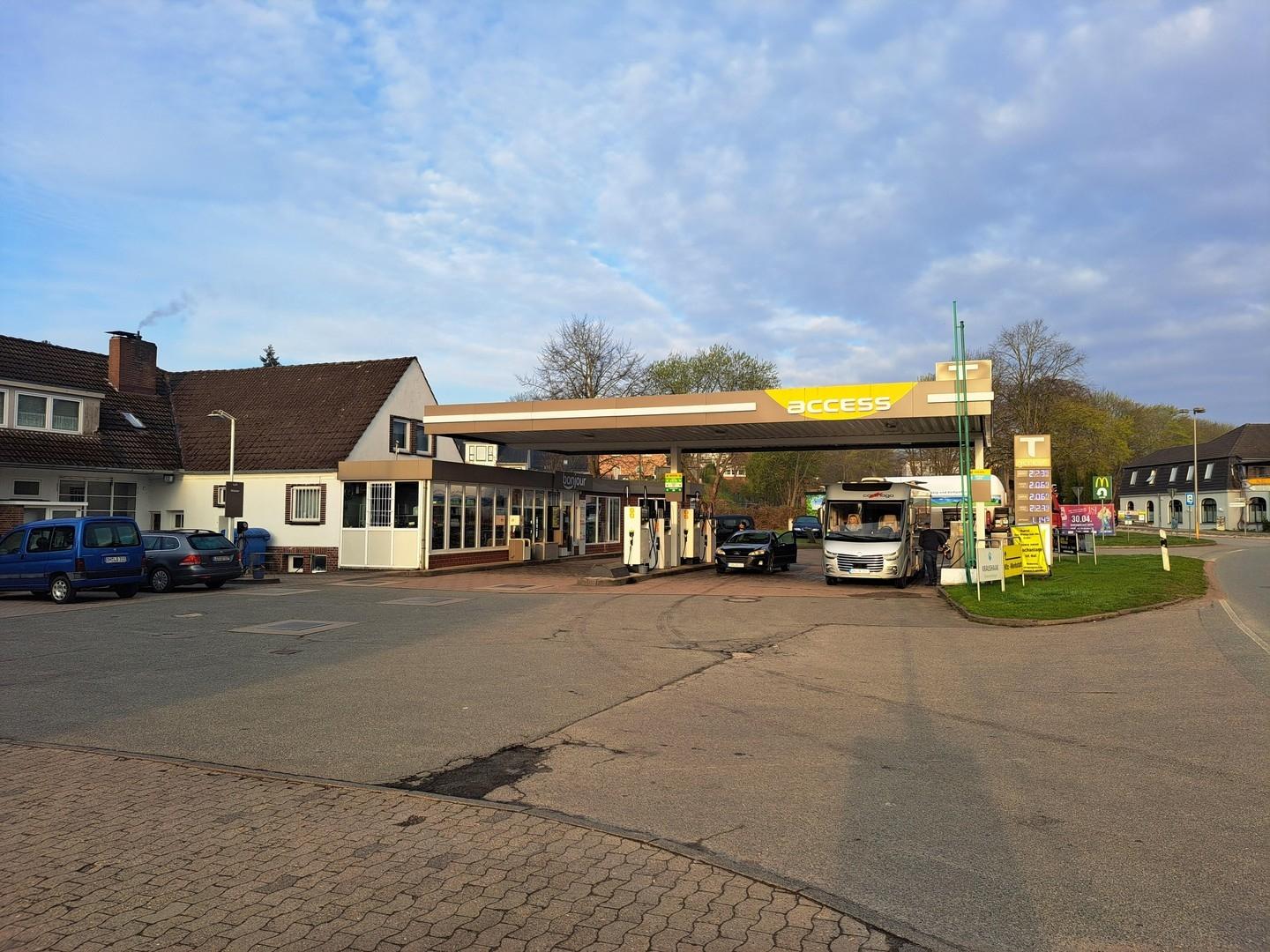 Tankstelle mit Haus links
