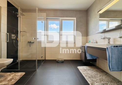 Master Badezimmer / Dusche ebenerdig / Handtuchw.