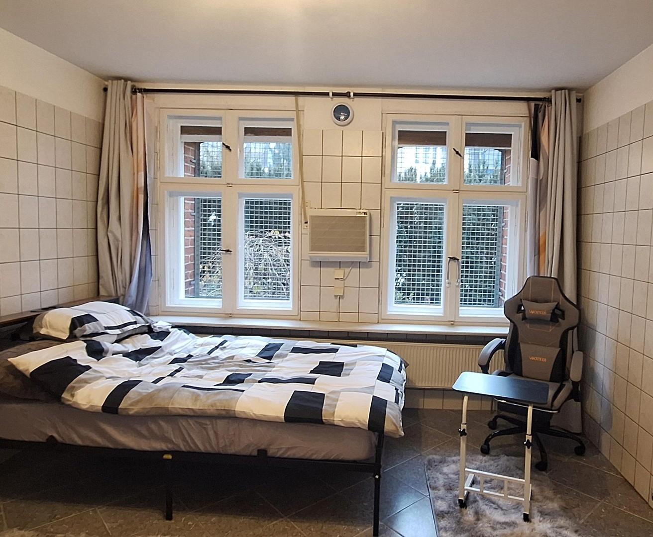 1. Zimmer Bett