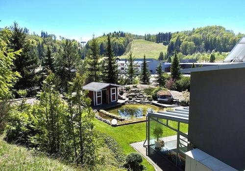 Weitblick über Garten & Teich