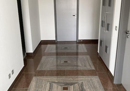Eingangsdiele mit Granitboden