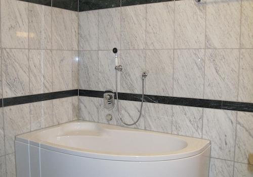 Bad mit Eckbadewanne