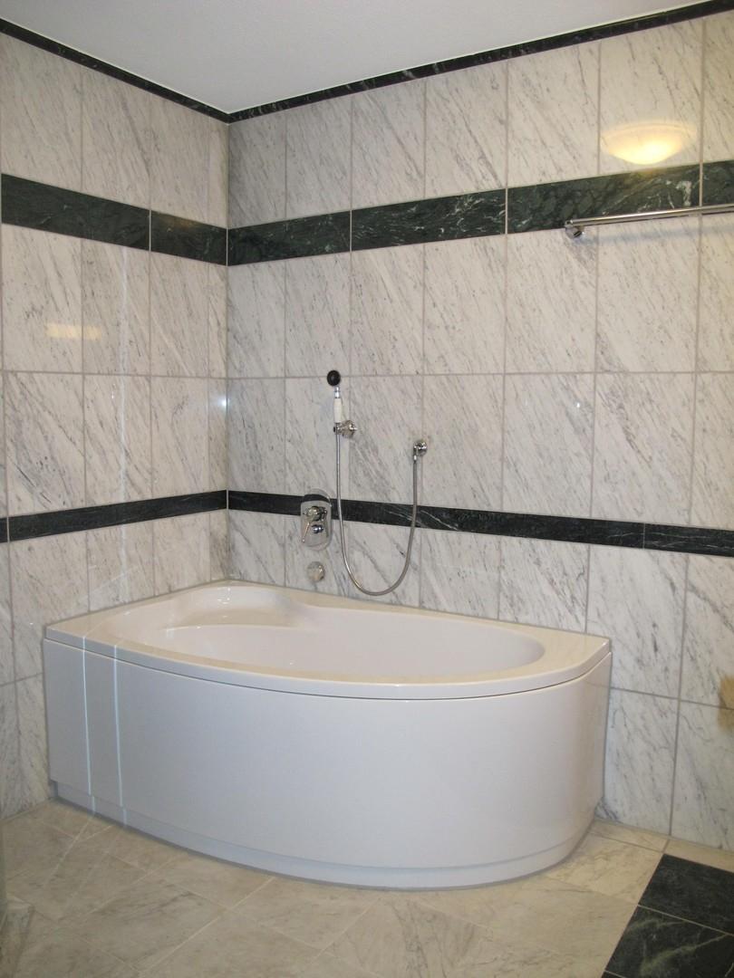 Bad mit Eckbadewanne