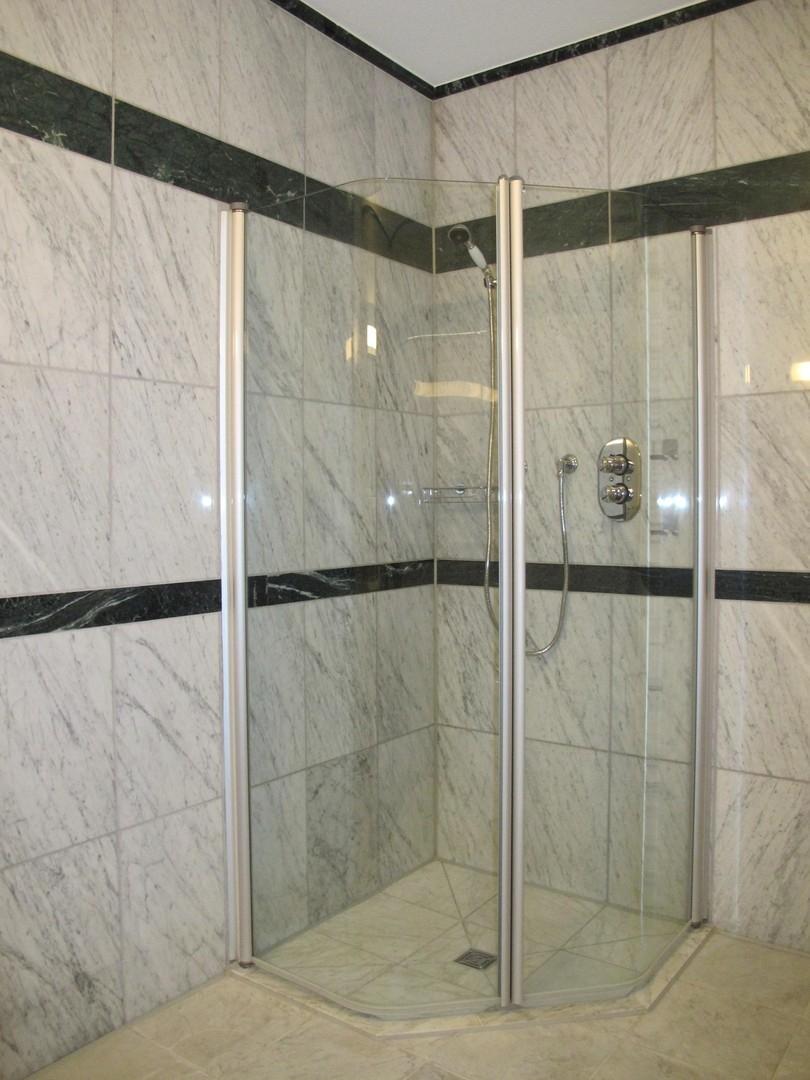 Dusche im Hauptbad