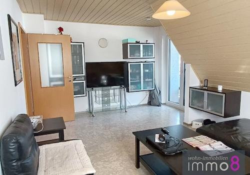Wohnzimmer mit Balkon