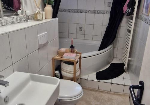 Tageslichtbad mit Eckbadewanne