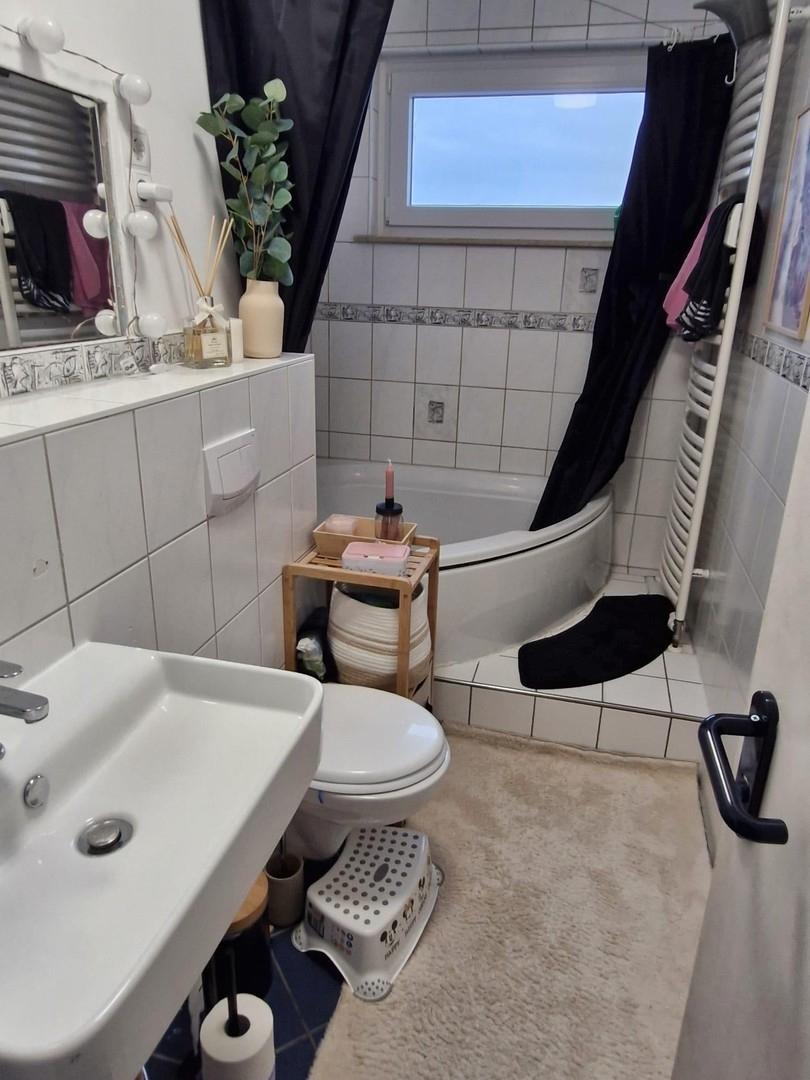 Tageslichtbad mit Eckbadewanne
