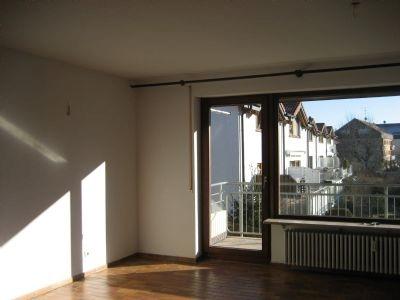Bild 1 Wohnzimmer mit Balkon