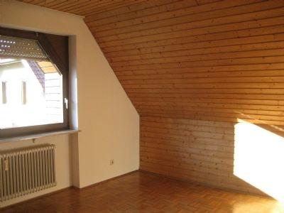 Bild 4 Zimmer mit Dachschräge und Holzverschalung