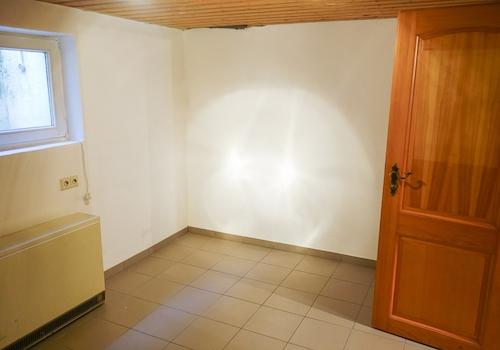 Büro oder Hobbyraum im Keller