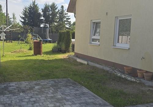 Blick vorn in den Garten