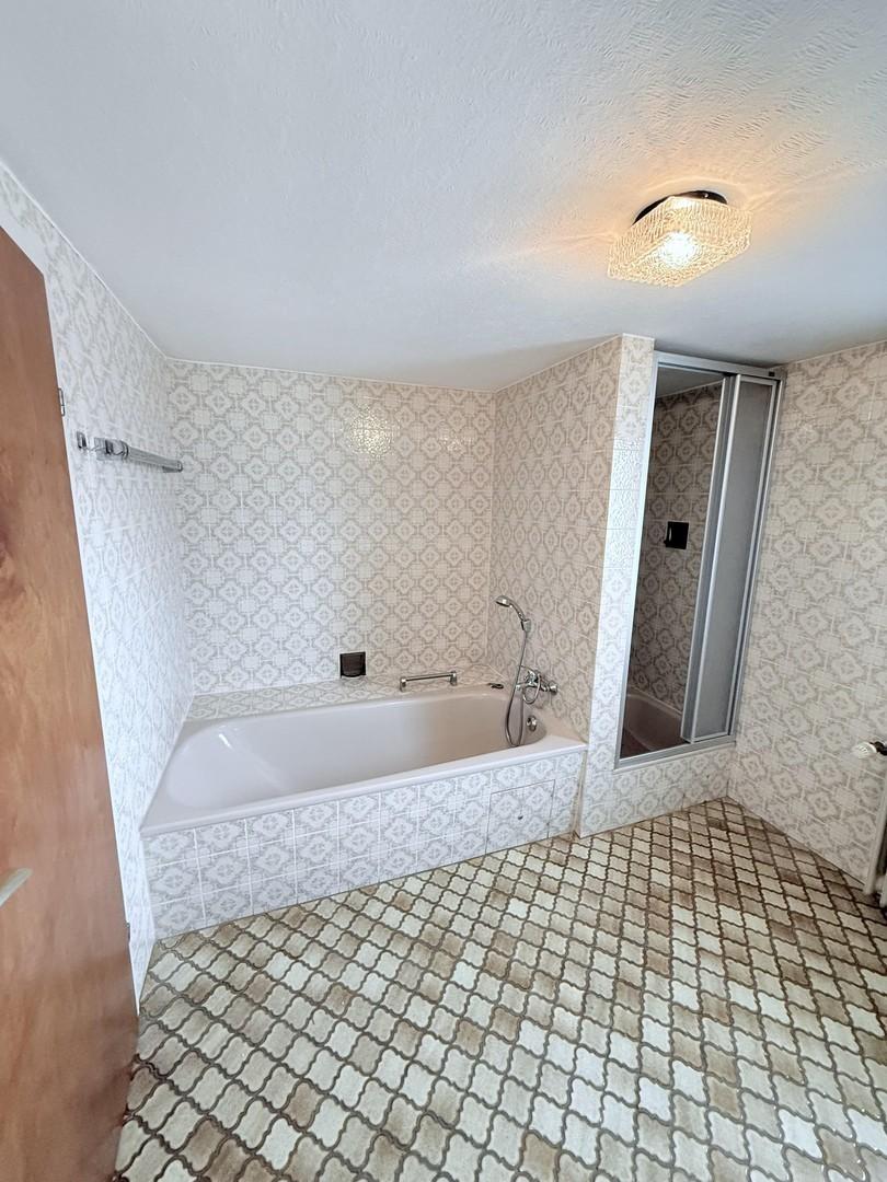 Badewanne und Dusche
